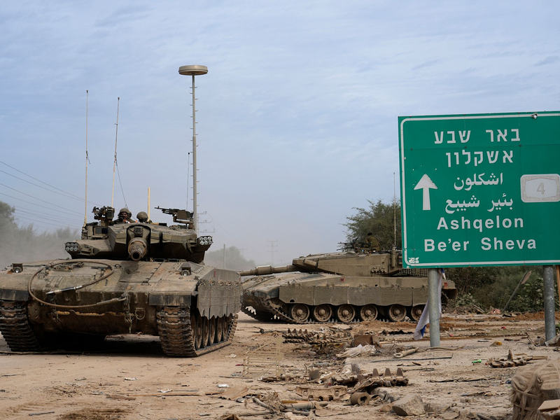 Panzer der israelischen Armee in der Nähe der Grenze zum Gazastreifen. - Foto: Tsafrir Abayov/AP/dpa