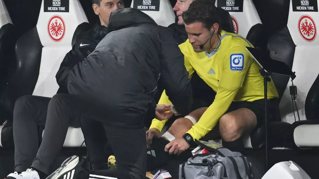 Musste bei seinem Rekordeinsatz behandelt werden: Felix Brych. - Bild: Arne Dedert/dpa