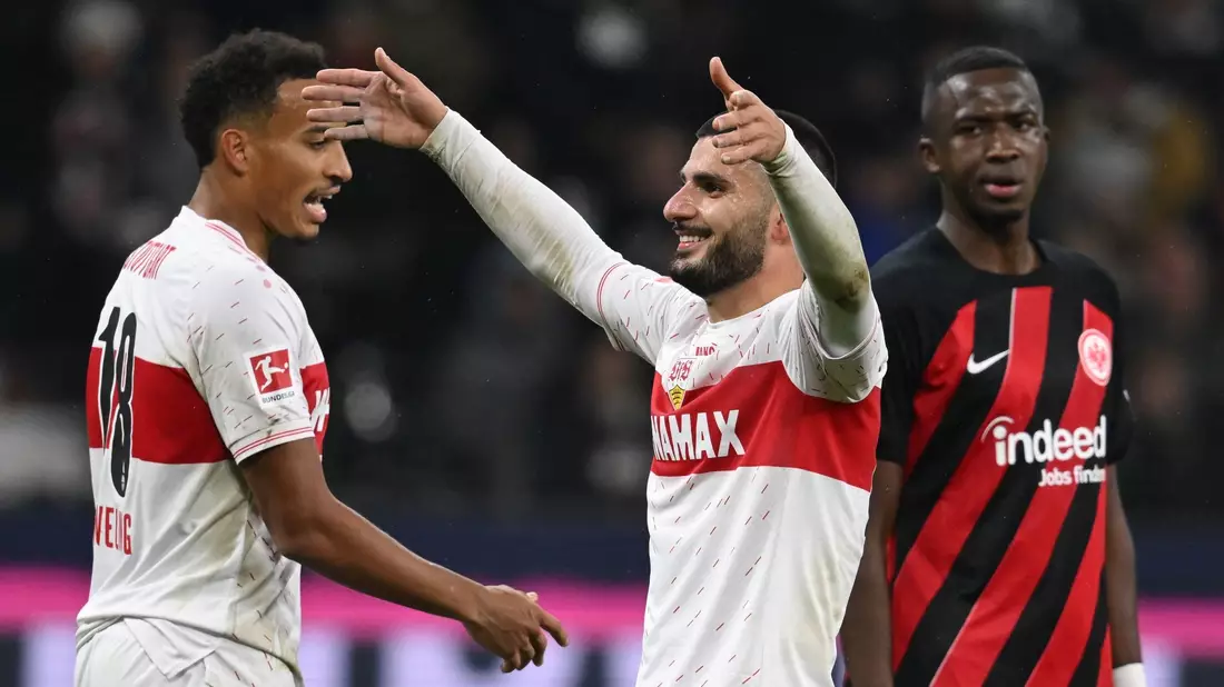 Deniz Undav (M) sicherte dem VfB Stuttgart drei Punkte bei Eintracht Frankfurt. - Bild: Arne Dedert/dpa