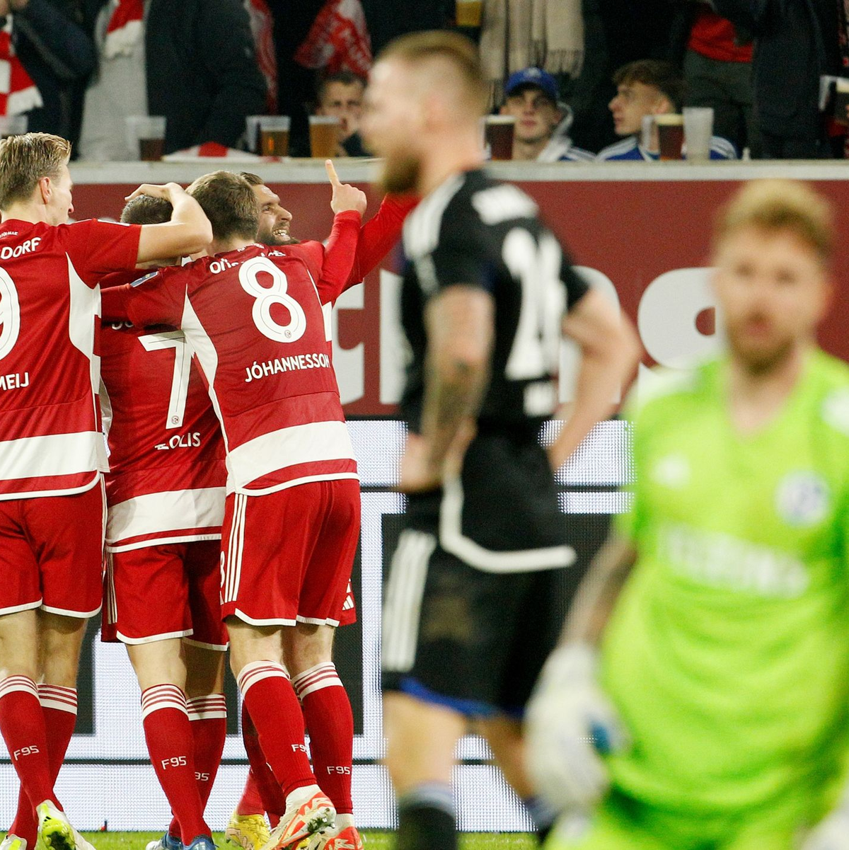 Fortuna Düsseldorf entschied das torreiche Westduell gegen den FC Schalke 04 für sich. - Foto: Roland Weihrauch/dpa