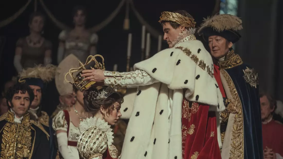 Vanessa Kirby (l) als Kaiserin Josephine und Joaquin Phoenix als Napoleon in einer Szene des Films «Napoleon». - Bild: Aidan Monaghan/Apple TV+/dpa