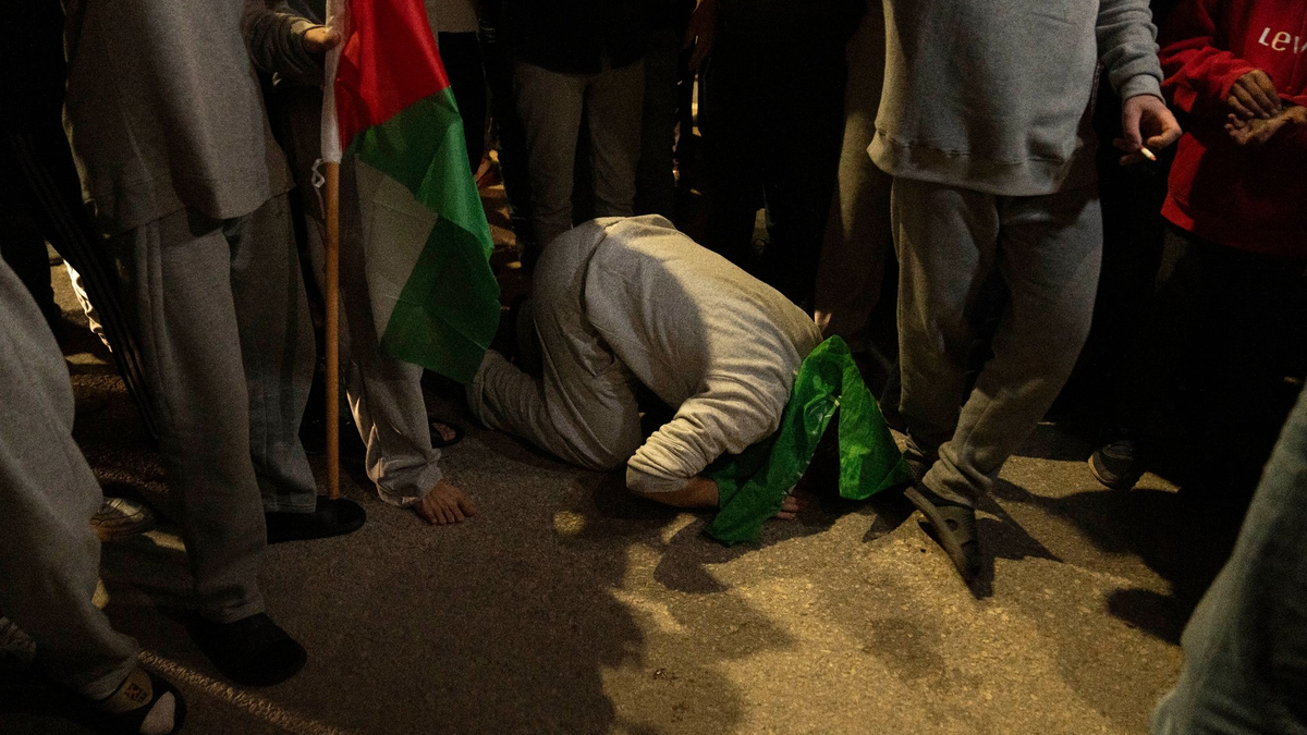 Ehemalige palästinensische Gefangene beten bei ihrer Ankunft in der Stadt Beitunia im Westjordanland. - Foto: Nasser Nasser/AP