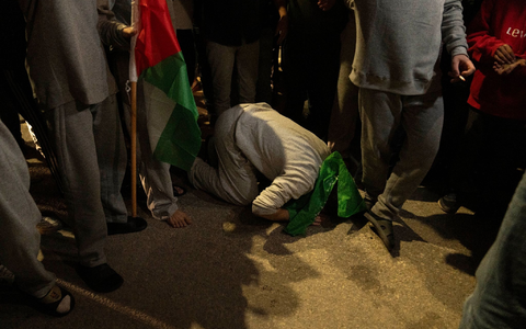 Ehemalige palästinensische Gefangene beten bei ihrer Ankunft in der Stadt Beitunia im Westjordanland. - Foto: Nasser Nasser/AP