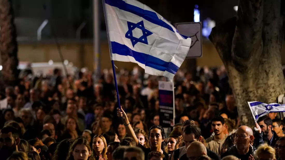 Menschen nehmen in Tel Aviv an einer Solidaritätskundgebung für die von der Hamas entführten Geiseln teil. - Bild: Leo Correa/AP/dpa