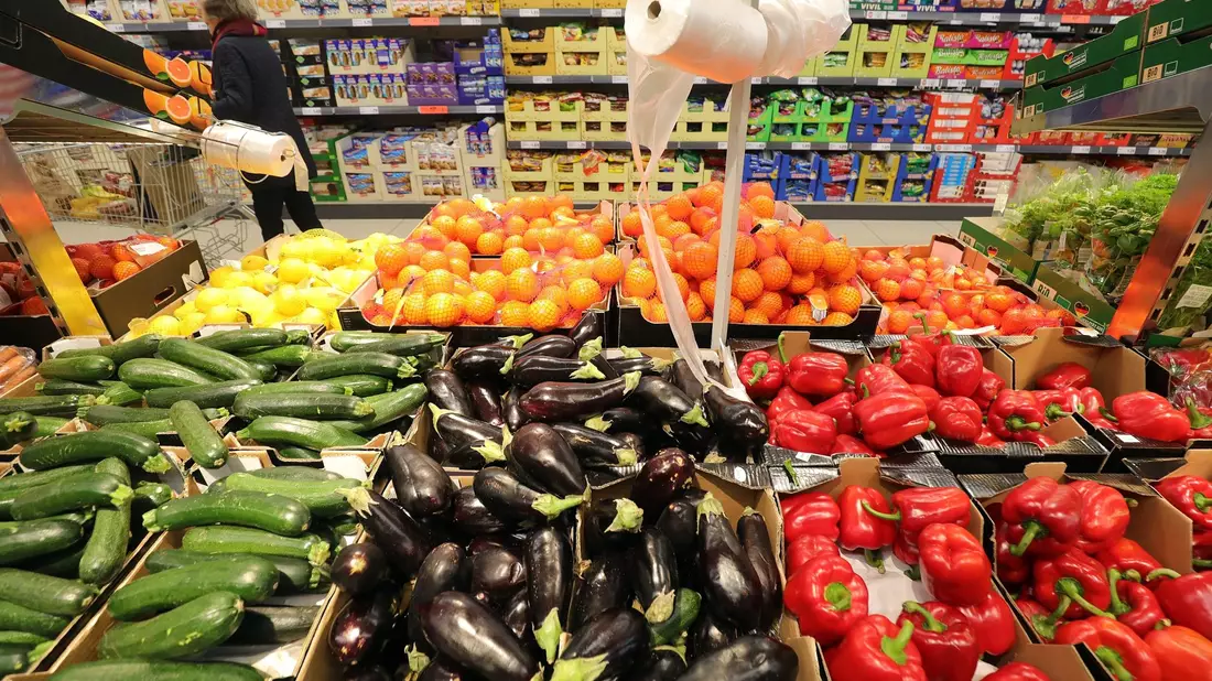 Obst- und Gemüsesorten liegen in einem Supermarkt zum Verkauf bereit. - Bild: Wolfgang Kumm/dpa