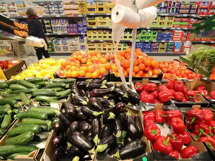 Obst- und Gemüsesorten liegen in einem Supermarkt zum Verkauf bereit. - Foto: Wolfgang Kumm/dpa