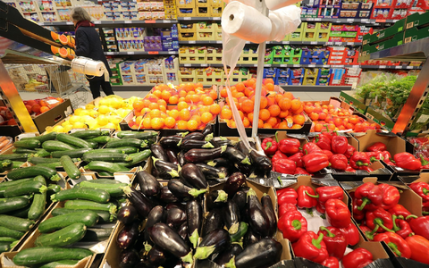 Obst- und Gemüsesorten liegen in einem Supermarkt zum Verkauf bereit. - Foto: Wolfgang Kumm/dpa
