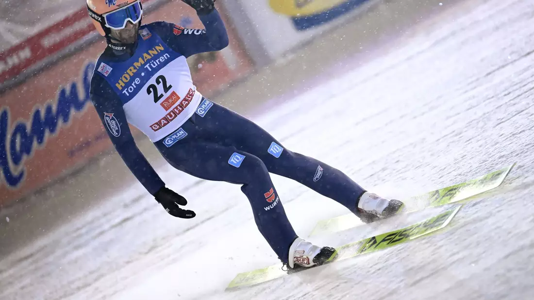 Skispringer Pius Paschke freut sich nach seinem zweiten Sprung. - Bild: Heikki Saukkomaa/Lehtikuva/dpa
