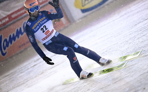 Skispringer Pius Paschke freut sich nach seinem zweiten Sprung. - Foto: Heikki Saukkomaa/Lehtikuva/dpa