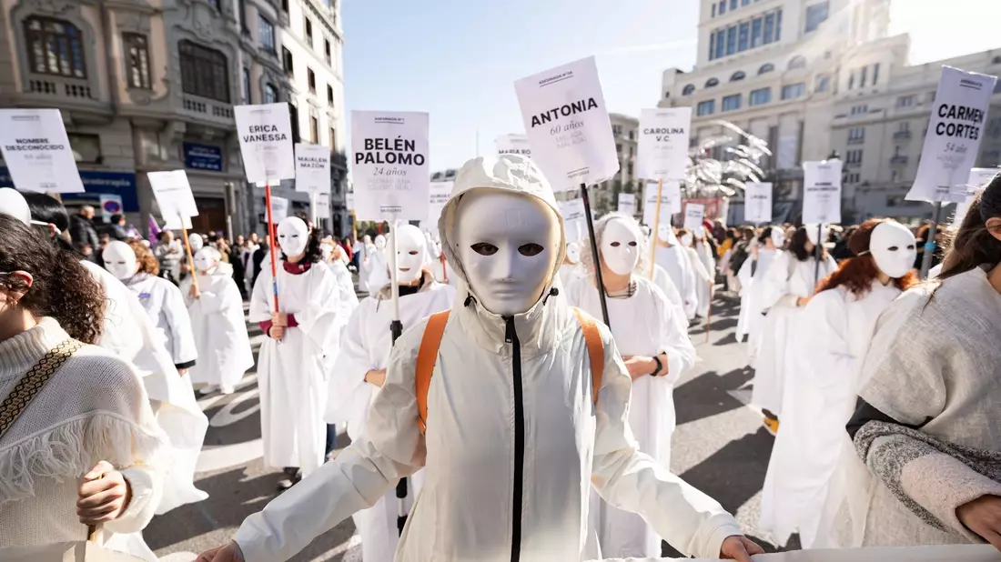 Demonstranten in Madrid tragen Schilder mit den Namen von Frauen, die durch männliche Gewalt ermordet wurden. - Bild: Diego Radamés/EUROPA PRESS/dpa