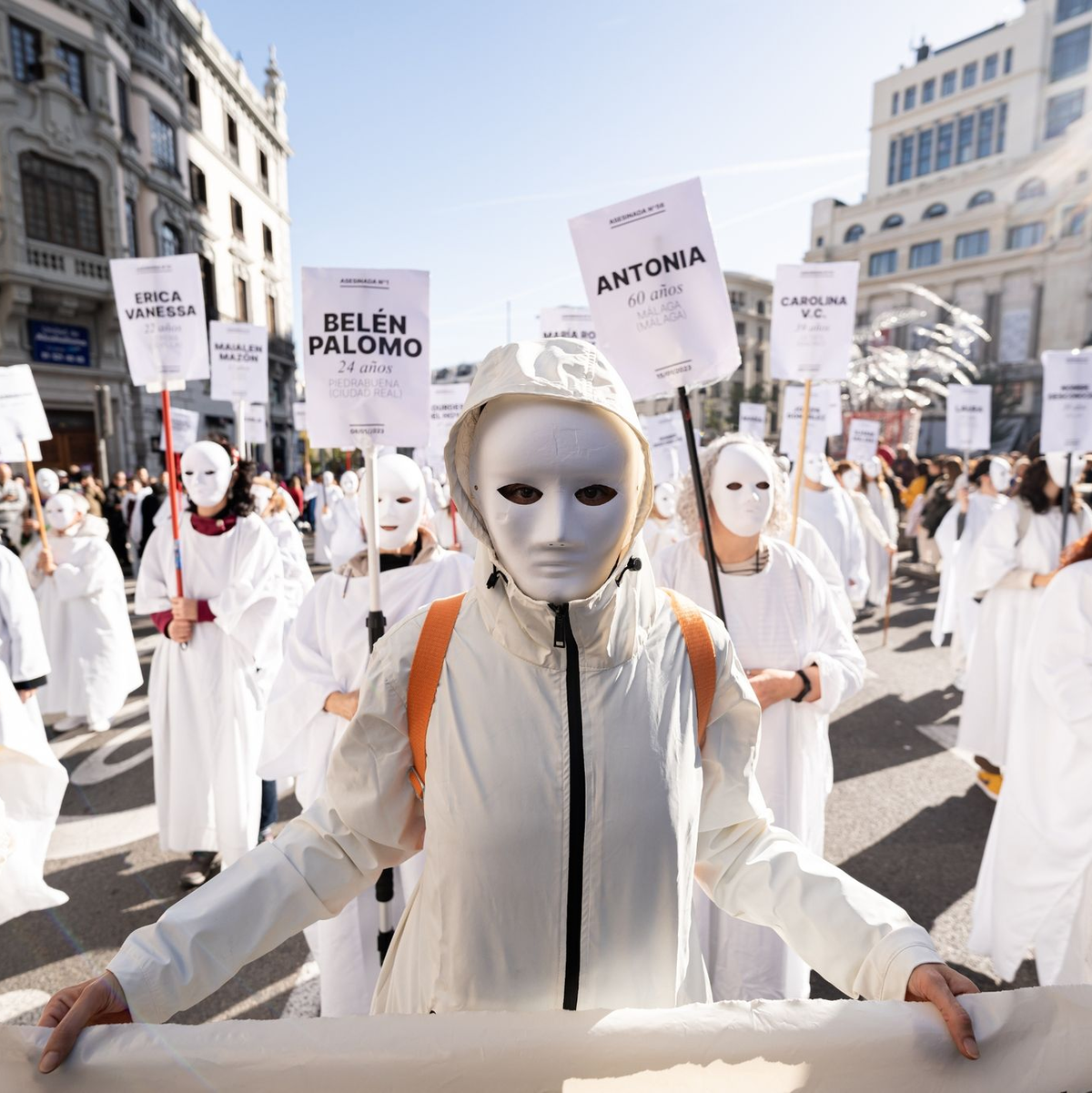 Demonstranten in Madrid tragen Schilder mit den Namen von Frauen, die durch männliche Gewalt ermordet wurden. - Foto: Diego Radamés/EUROPA PRESS/dpa