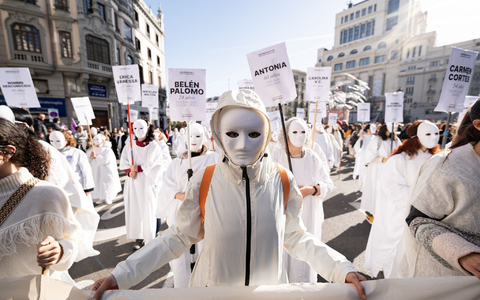 Demonstranten in Madrid tragen Schilder mit den Namen von Frauen, die durch männliche Gewalt ermordet wurden. - Foto: Diego Radamés/EUROPA PRESS/dpa