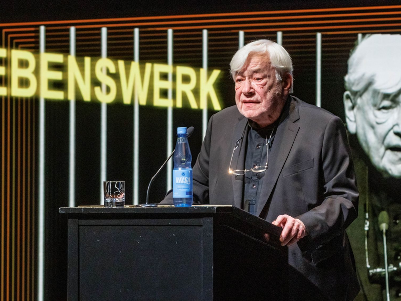 Der Dramaturg Klaus Zehelein hält seine Dankesrede. Er wurde in Hamburg für sein Lebenswerk ausgezeichnet. - Foto: Markus Scholz/dpa