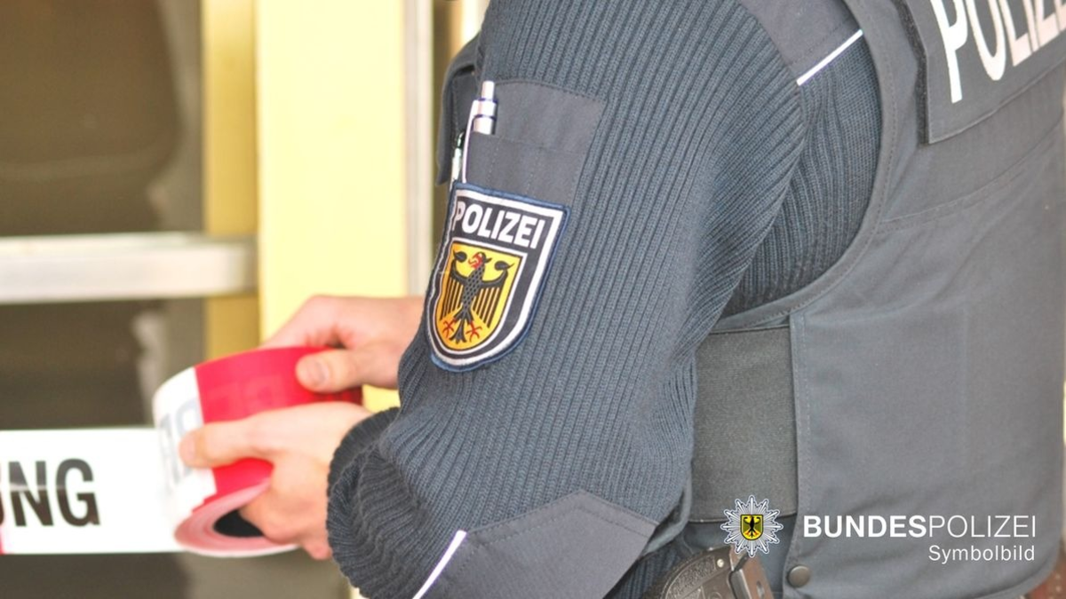 Bundespolizeidirektion München: Mit City-Roller im Zwischengeschoss - Schnellbremsung nach nötigendem Zustiegsversuch - Fundsache löste Spezialeinsatz aus - Person im Gleis - Foto: presseportal.de