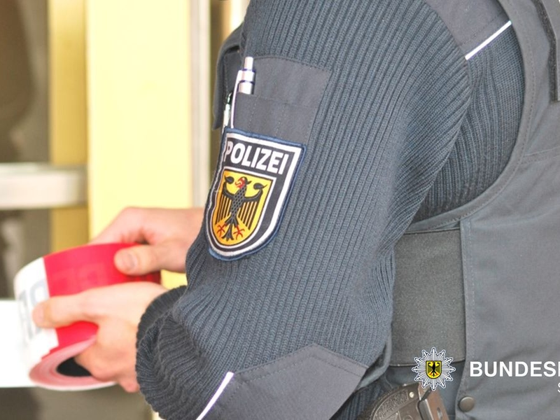 Bundespolizeidirektion München: Mit City-Roller im Zwischengeschoss - Schnellbremsung nach nötigendem Zustiegsversuch - Fundsache löste Spezialeinsatz aus - Person im Gleis - Foto: presseportal.de