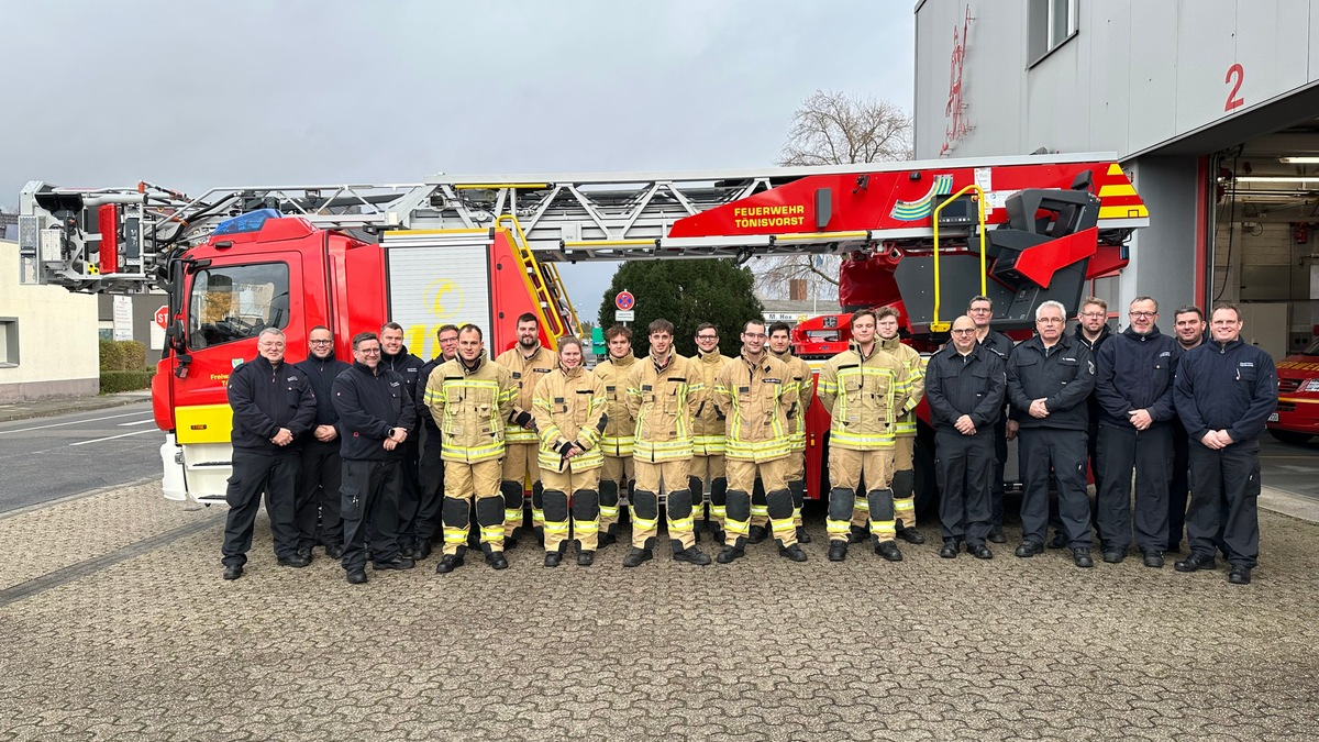 FW Tönisvorst: 9 neue Einsatzkräfte für die Feuerwehr Tönisvorst - ehrenamtliche Mitglieder beenden ihre Grundausbildung - Foto: presseportal.de