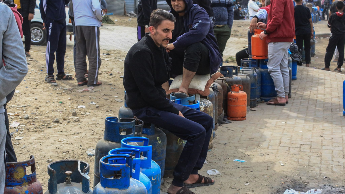 Am zweiten Tag der viertägigen Feuerpause zwischen Israel und der Terrororganisation Hamas stehen Palästinenser Schlange, um ihre Flüssiggasflaschen aufzufüllen. - Foto: Mohammed Talatene/dpa