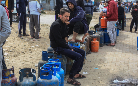Am zweiten Tag der viertägigen Feuerpause zwischen Israel und der Terrororganisation Hamas stehen Palästinenser Schlange, um ihre Flüssiggasflaschen aufzufüllen. - Foto: Mohammed Talatene/dpa