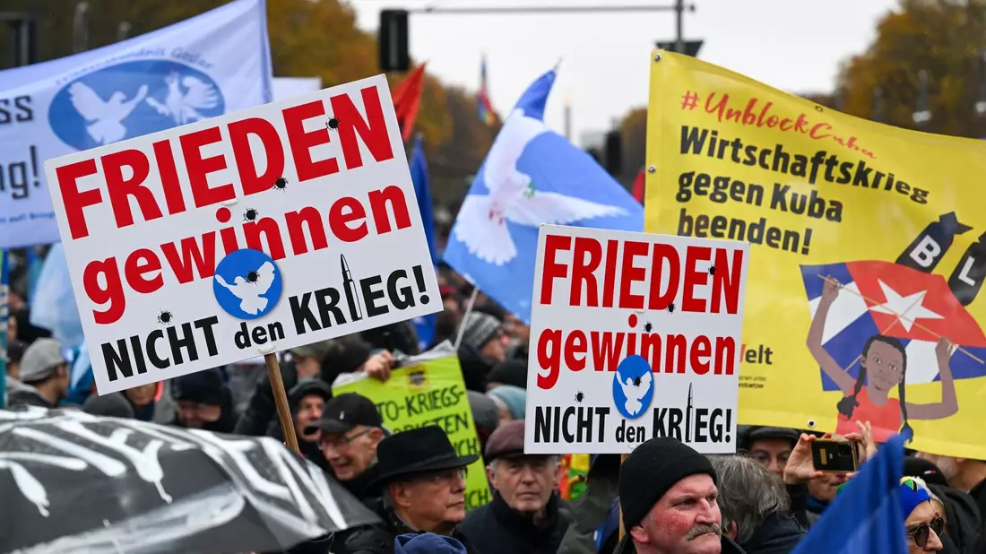 Tausende Menschen haben am Samstag in Berlin für den Frieden demonstriert. - Bild: Soeren Stache/dpa