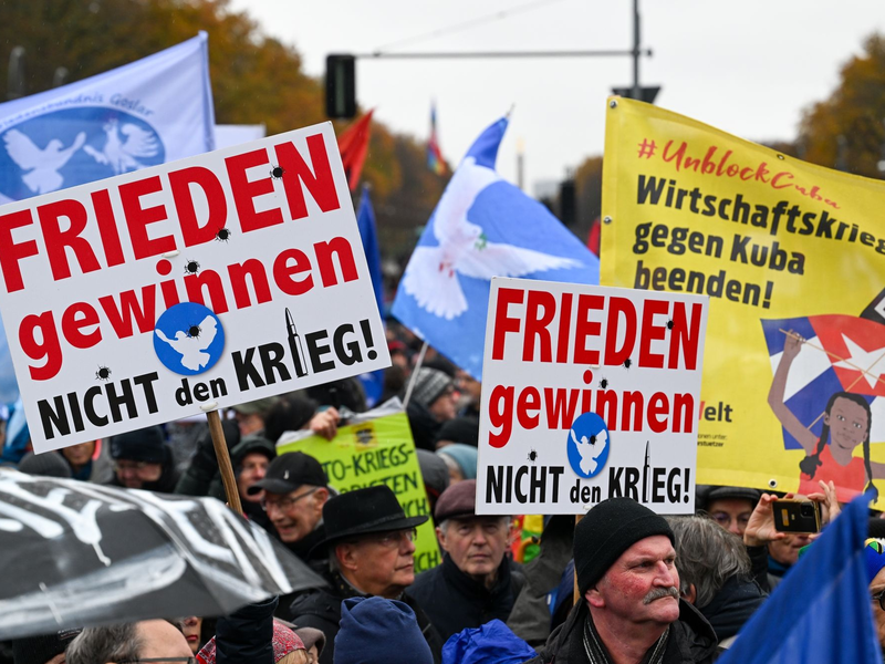 Tausende Menschen haben am Samstag in Berlin für den Frieden demonstriert. - Foto: Soeren Stache/dpa