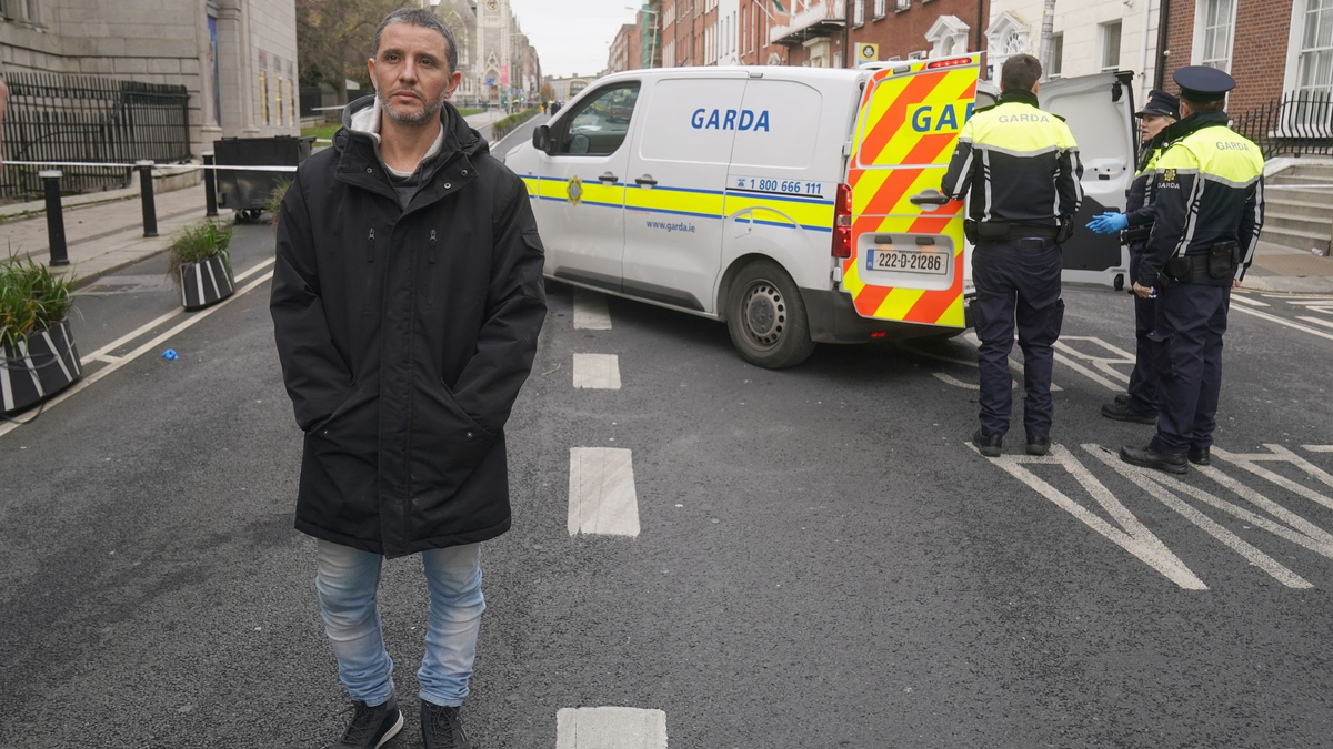 Caio Benicio, ein Deliveroo-Fahrer, schlug mit seinem Helm auf einen Messerangreifer in Dublin ein und verhinderte womöglich mehr Opfer. - Foto: Brian Lawless/PA Wire/dpa