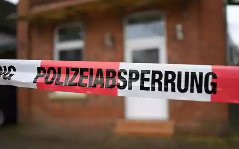 Der mit Flatterband abgesperrte Tatort: Eine Frau ist in der Nacht von Samstag auf Sonntag in Weener ermordet worden. - Foto: Lars Penning/dpa