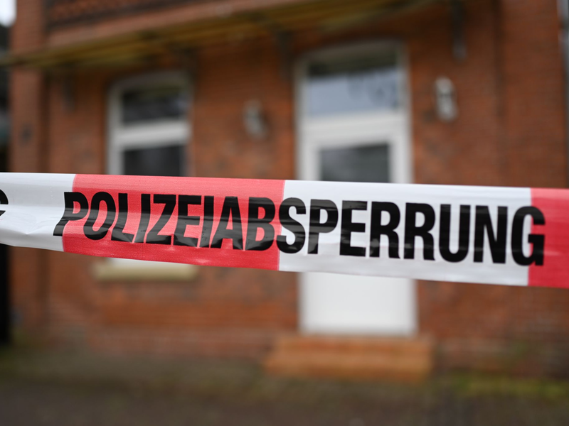 Der mit Flatterband abgesperrte Tatort: Eine Frau ist in der Nacht von Samstag auf Sonntag in Weener ermordet worden. - Foto: Lars Penning/dpa