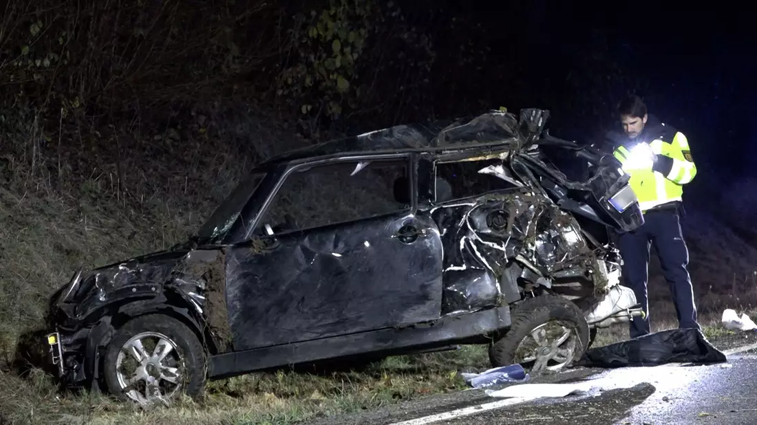 Das Autowrack an der Unfallstelle: Ein 19-Jähriger ist bei dem Unfall gestorben. - Bild: News5 / Höfig/NEWS5/dpa