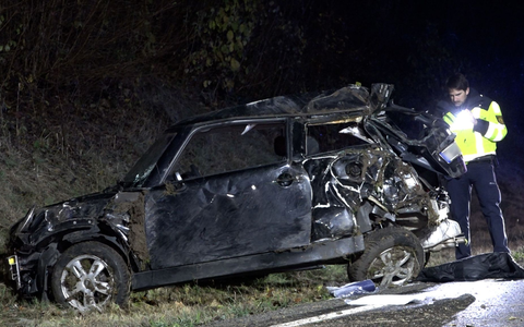 Das Autowrack an der Unfallstelle: Ein 19-Jähriger ist bei dem Unfall gestorben. - Foto: News5 / Höfig/NEWS5/dpa