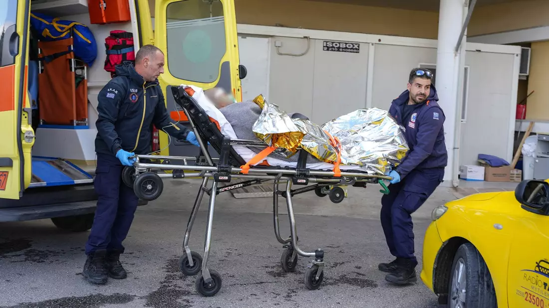Sanitäter verlegen einen Überlebenden eines Schiffsunglücks in ein Krankenhaus auf Lesbos. - Bild: Panagiotis Balaskas/AP/dpa