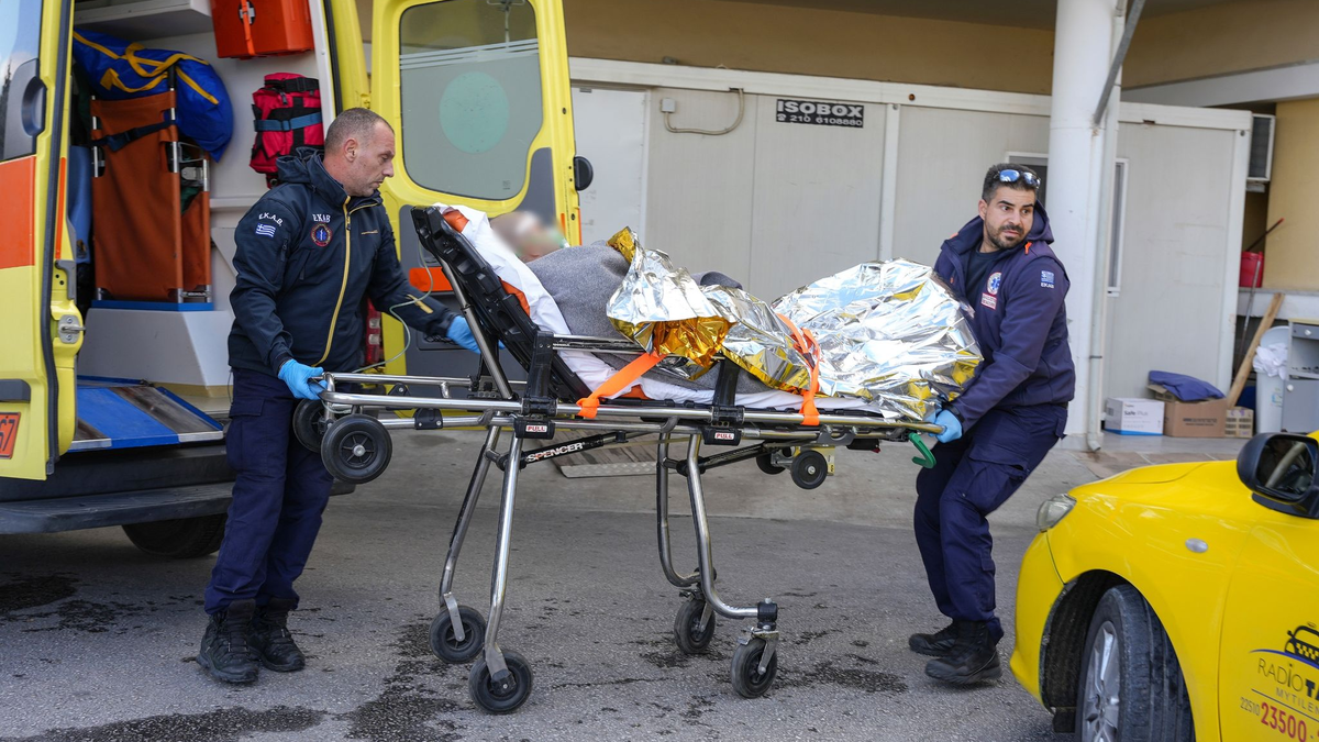 Sanitäter verlegen einen Überlebenden des Schiffsunglücks in ein Krankenhaus auf Lesbos. - Foto: Panagiotis Balaskas/AP/dpa
