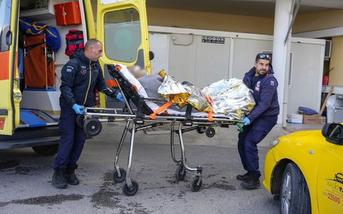 Sanitäter verlegen einen Überlebenden eines Schiffsunglücks in ein Krankenhaus auf Lesbos. - Foto: Panagiotis Balaskas/AP/dpa
