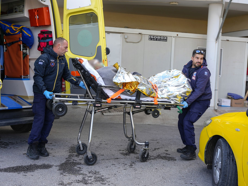 Sanitäter verlegen einen Überlebenden eines Schiffsunglücks in ein Krankenhaus auf Lesbos. - Foto: Panagiotis Balaskas/AP/dpa