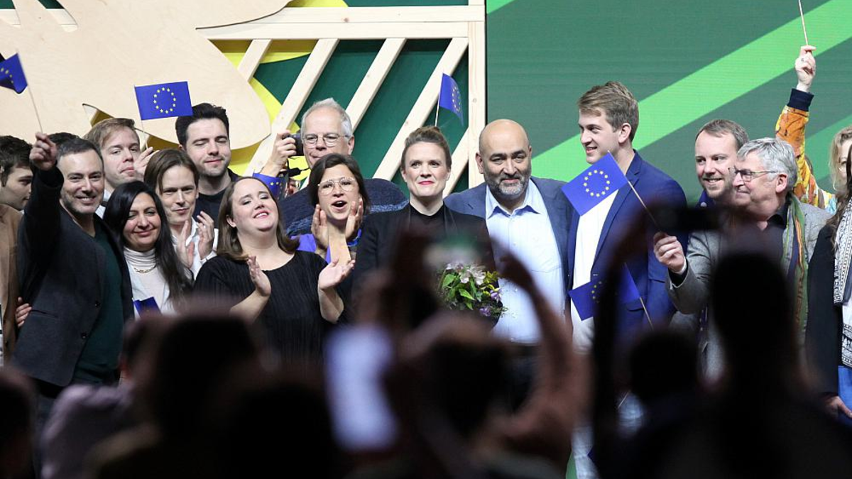 Terry Reintke umgeben von Grünen-Spitzenpolitikern am 26.11.2023 - Foto: über dts Nachrichtenagentur