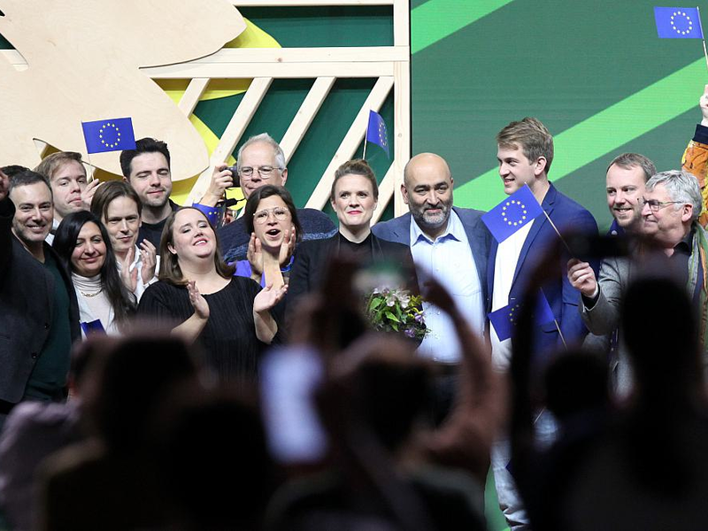 Terry Reintke umgeben von Grünen-Spitzenpolitikern am 26.11.2023 - Foto: über dts Nachrichtenagentur