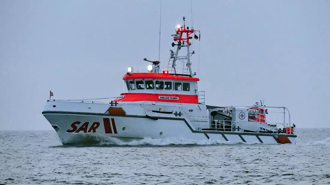 Der Seenotrettungskreuzer «Anneliese Kramer» im Einsatz in der Nordsee (2021). - Bild: Lisa Sonntag/Die Seenotretter - DGzRS/dpa