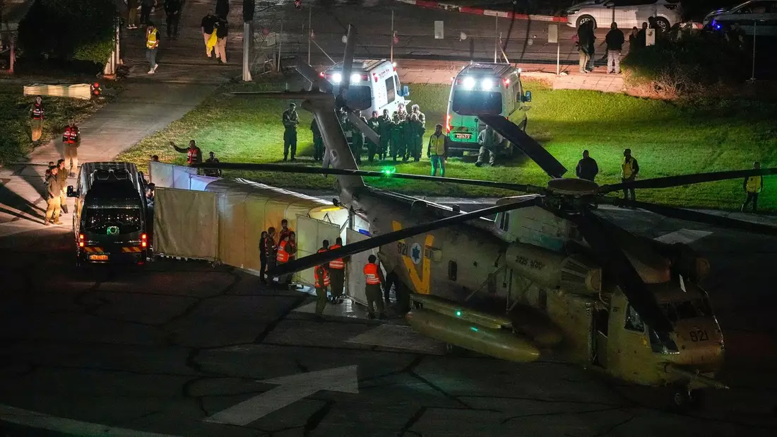 Ein Hubschrauber mit von der Hamas freigelassenen Geiseln landet auf dem Schneider Children's Medical Center in Petach Tikwa. - Bild: Ohad Zwigenberg/AP/dpa