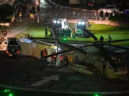 Ein Hubschrauber mit von der Hamas freigelassenen Geiseln landet auf dem Schneider Children's Medical Center in Petach Tikwa. - Foto: Ohad Zwigenberg/AP/dpa