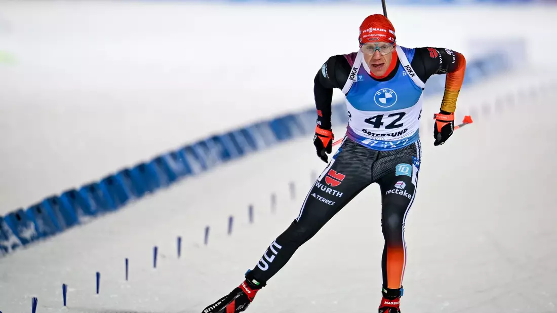 Biathlet Roman Rees gewinnt den Weltcup in Östersund. - Bild: Anders Wiklund/TT News Agency/AP/dpa