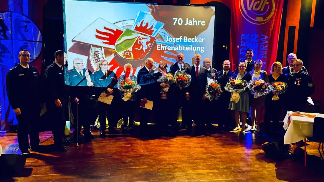 FW-GL: Jubilarenehrung der Feuerwehr Bergisch Gladbach - Bild: presseportal.de