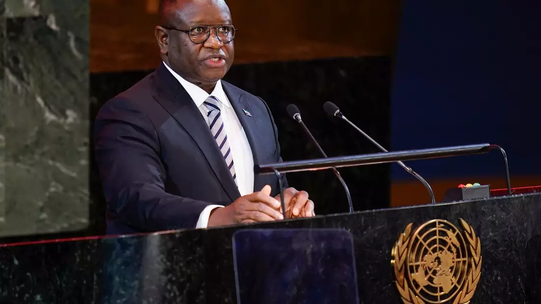 Julius Maada Bio ist Präsident von Sierra Leone. Nach einem Überfall auf ein Waffenlager des Militärs hat die Regierung eine landesweite Ausgangssperre verhängt. - Bild: Seth Wenig/AP/dpa