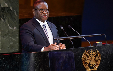 Julius Maada Bio ist Präsident von Sierra Leone. Nach einem Überfall auf ein Waffenlager des Militärs hat die Regierung eine landesweite Ausgangssperre verhängt. - Foto: Seth Wenig/AP/dpa