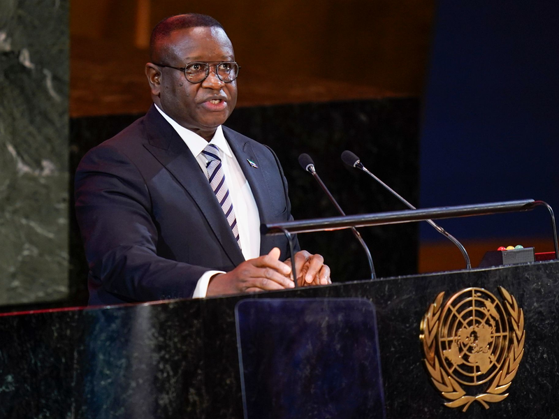 Julius Maada Bio ist PrĂ€sident von Sierra Leone. Nach einem Ăberfall auf ein Waffenlager des MilitĂ€rs hat die Regierung eine landesweite Ausgangssperre verhĂ€ngt. - Foto: Seth Wenig/AP/dpa