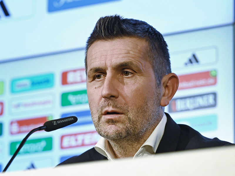 Union Berlins neuer Trainer Nenad Bjelica (M) unterhält sich mit Christopher Trimmel (l) und Rani Khedira. - Foto: Matthias Koch/dpa