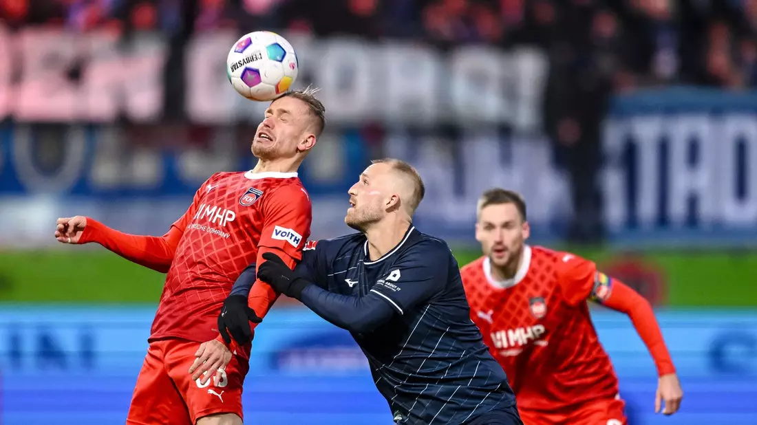Torloses Kellerduell: Der 1. FC Heidenheim  und der VfL Bochum teilten sich die Punkte. - Bild: Harry Langer/dpa