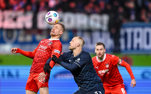 Heidenheims Patrick Mainka und Georgios Masouras vom VfL Bochum lieferten sich ein hartes Duell. - Foto: Harry Langer/dpa