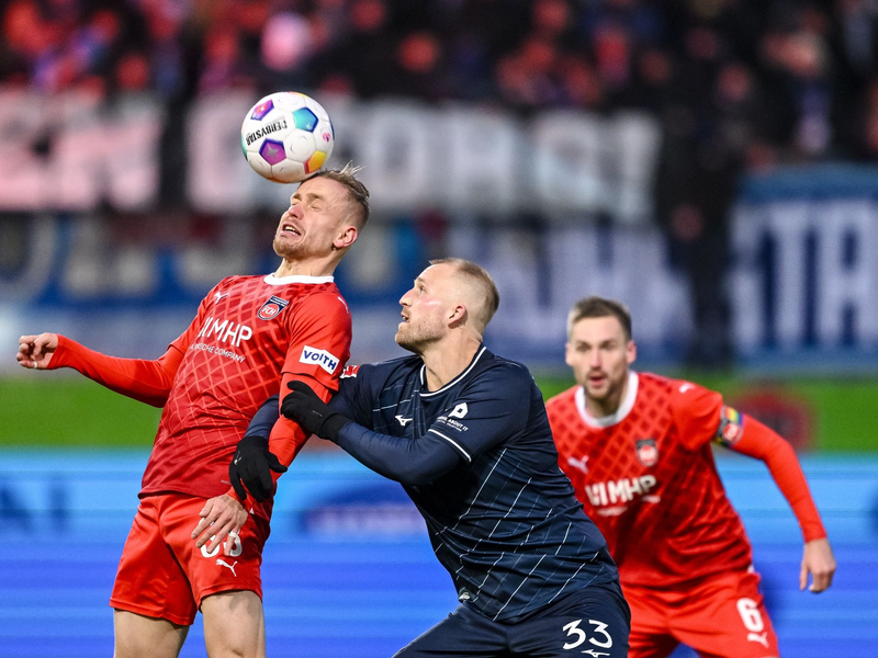 Heidenheims Patrick Mainka und Georgios Masouras vom VfL Bochum lieferten sich ein hartes Duell. - Foto: Harry Langer/dpa