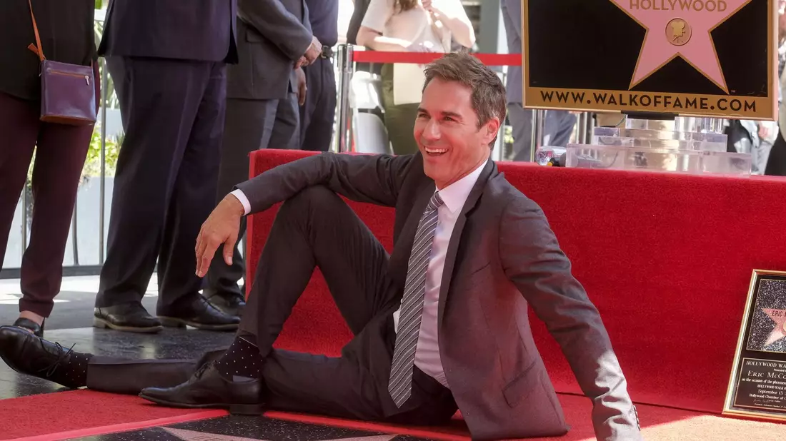 Eric McCormack posiert vor seinem Stern in Hollywood (2018). - Bild: Ringo Chiu/ZUMA Wire/dpa