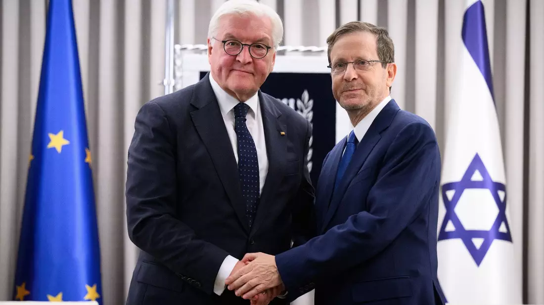 Bundespräsident Frank-Walter Steinmeier (l.) und seine Frau Elke Büdenbender besuchen zusammen mit  Israels Staatspräsident Izchak Herzog den Kibbuz Beeri im Grenzgebiet zum Gazastreifen im Süden Israels. - Bild: Bernd von Jutrczenka/dpa
