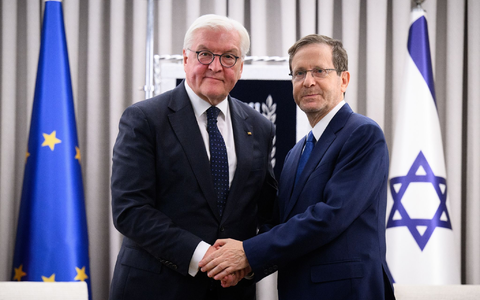 Bundespräsident Frank-Walter Steinmeier (l.) und seine Frau Elke Büdenbender besuchen zusammen mit  Israels Staatspräsident Izchak Herzog den Kibbuz Beeri im Grenzgebiet zum Gazastreifen im Süden Israels. - Foto: Bernd von Jutrczenka/dpa
